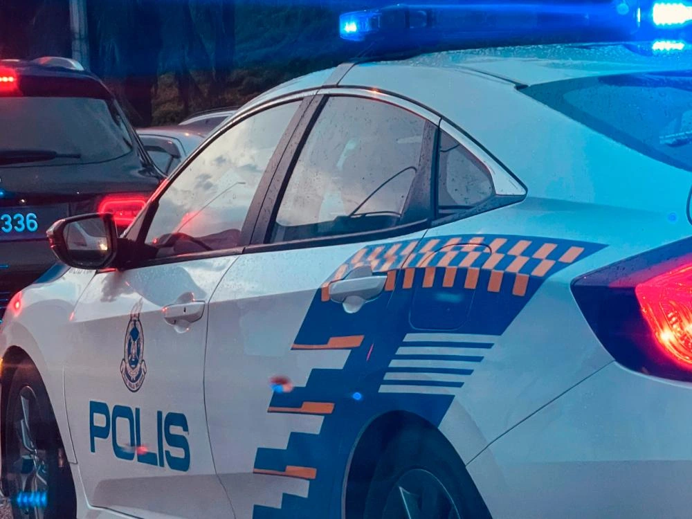 Polis tahan penunggang motosikal halang laluan ambulans 