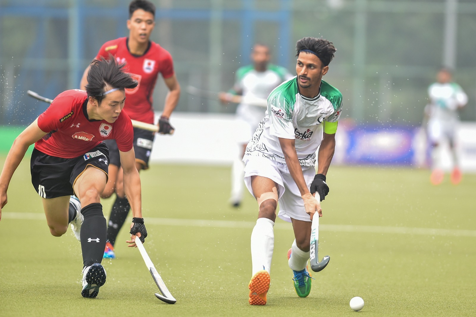 Pakistan sneak into final on goal difference