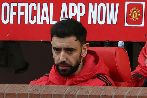 Man Utd’s Fernandes dropped by Carrick after Como outburst