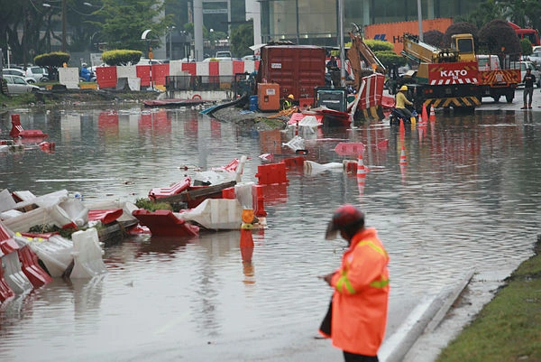 Flash floods: Selangor looking into retention ponds, drainage upgrades