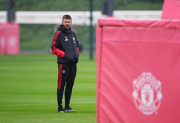 Carrick says only wins can ease doubts over Man Utd future