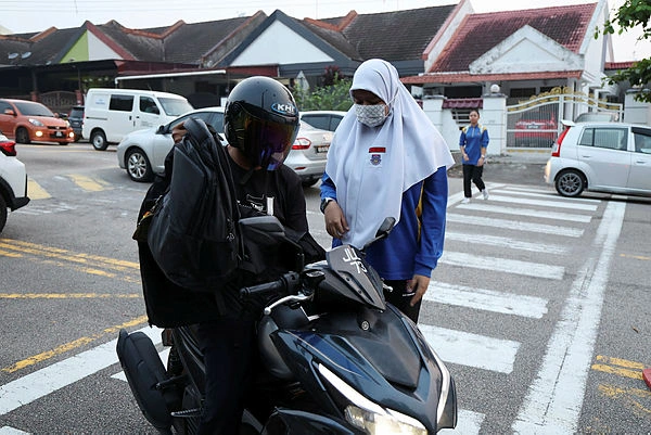 Haze: Schools in KL, Putrajaya, and five states to operate tomorrow, outdoor activities postponed